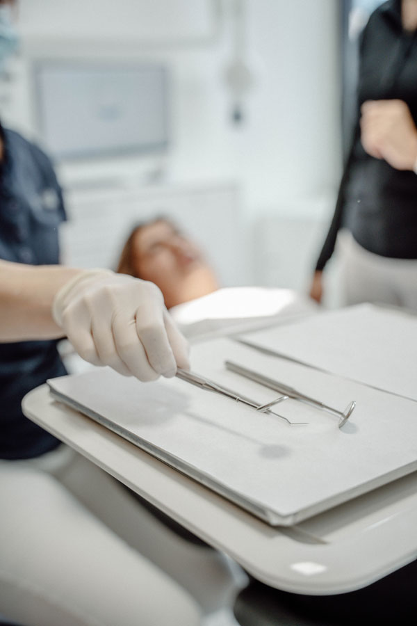 Zahnärztliche Instrumente für eine Behandlung im MVZ Rage-Holm Bocholt