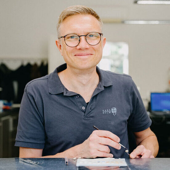 Zahntechniker bei der Herstellung von Zahnersatz im MVZ Rage-Holm